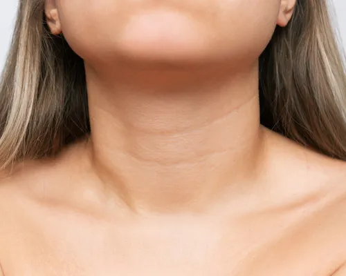 Women's Neck Threading Service in Siruseri